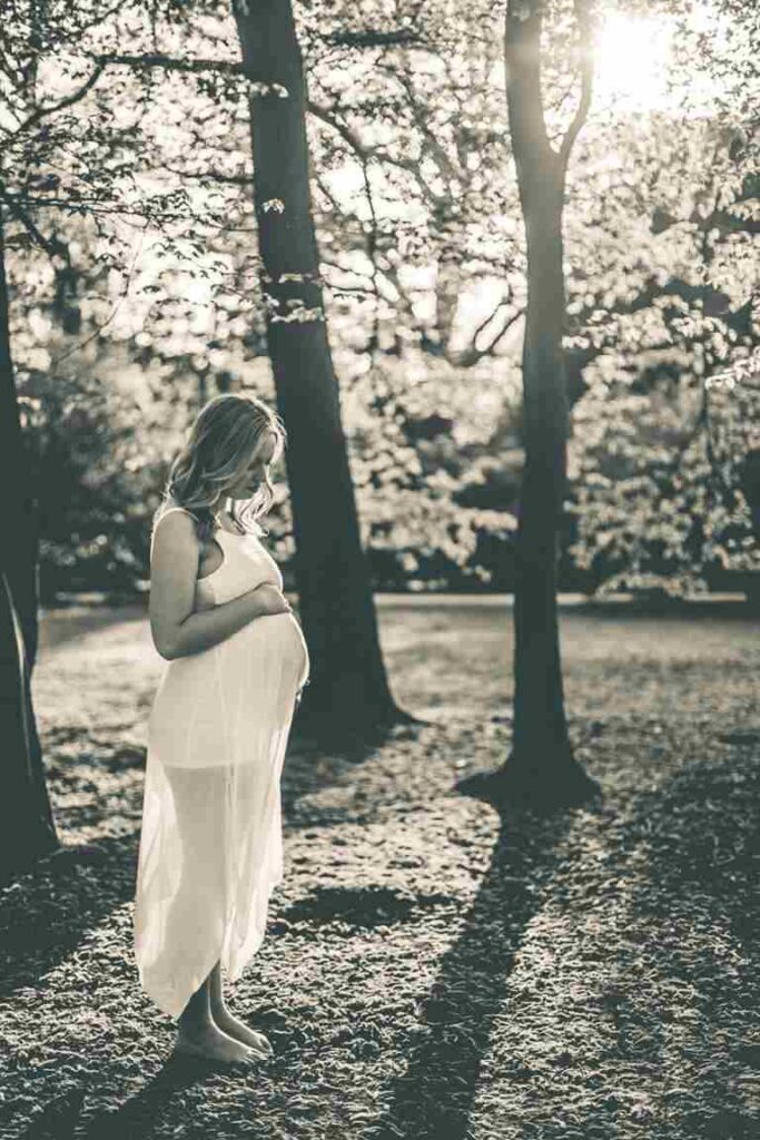 Babybauch Shooting in Bremen mit werdender Mutter im Abendlicht auf Feldweg