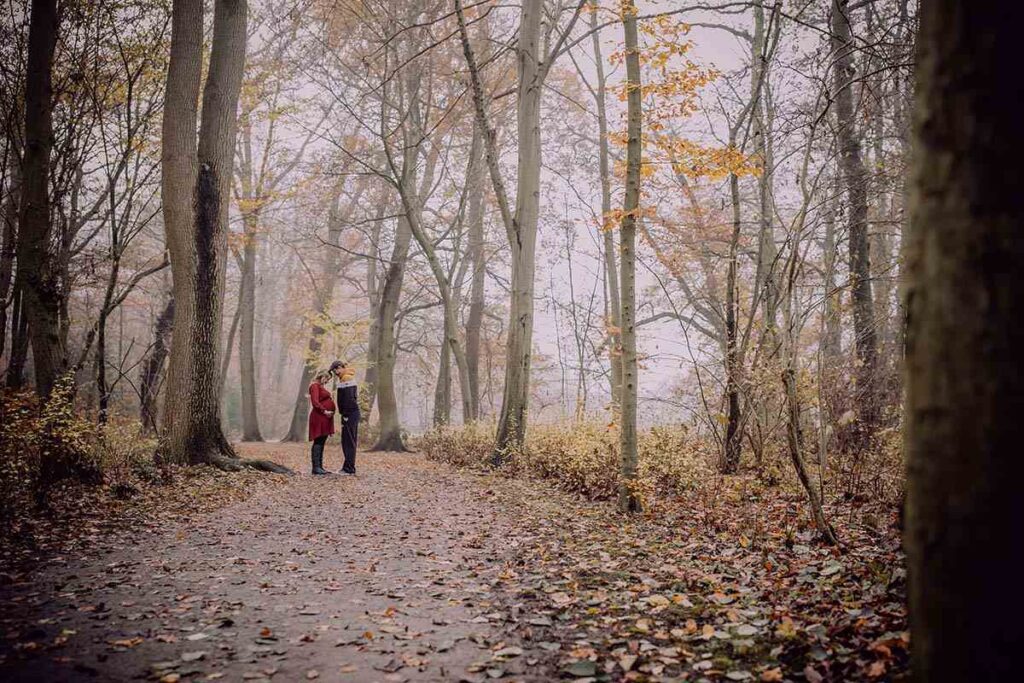 Babybauch Shooting im Bürgerpark Bremen zwischen herbstlichen Bäumen
