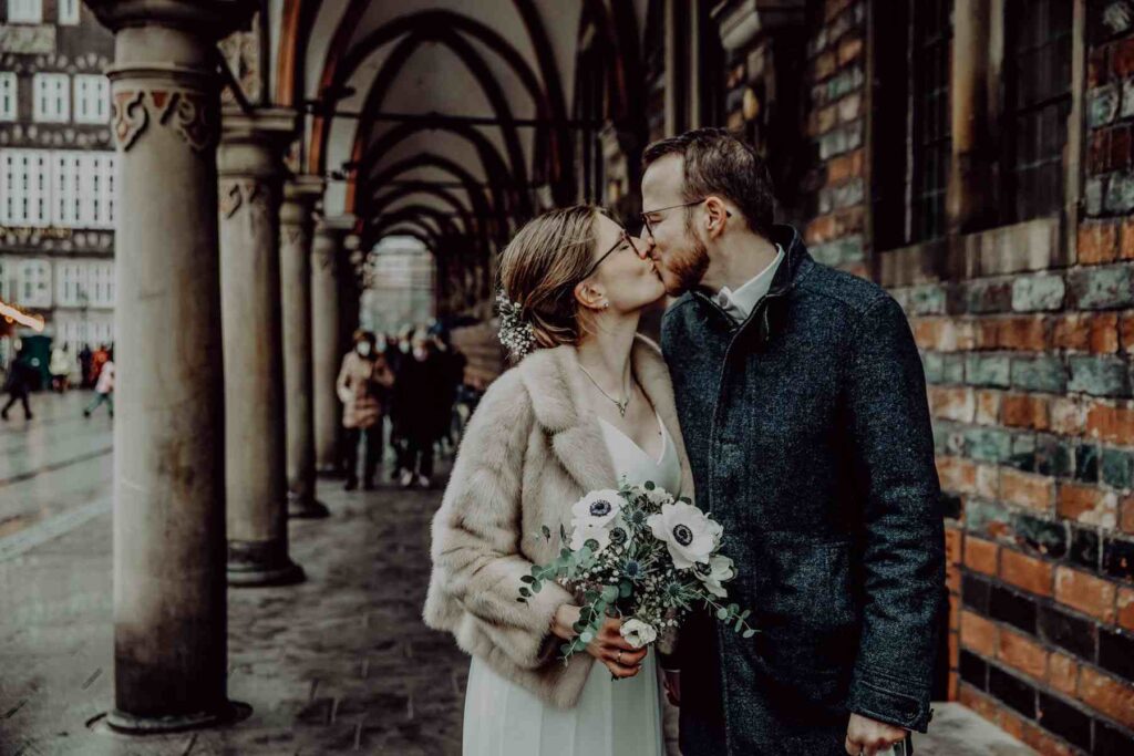 Brautpaar vor dem Bremer Rathaus bei Winterhochzeit in der Altstadt