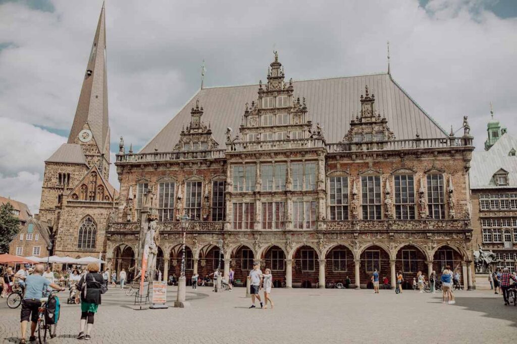 Standesamtliche Trauung im Bremer Rathaus mit Blick auf historische Architektur