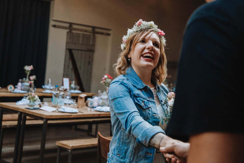 Braut mit Blumenkranz und Anzug