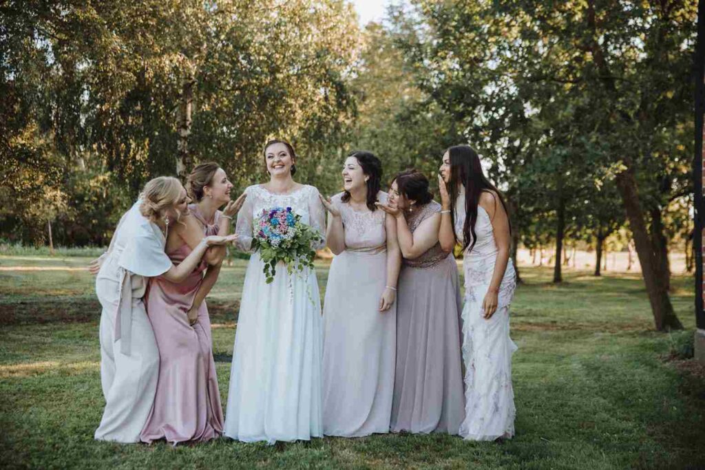 Braut mit ihren Brautjungfern im Freien
