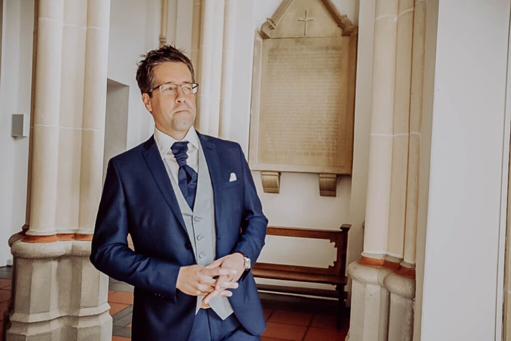 Eleganter Mann in Anzug und Krawatte