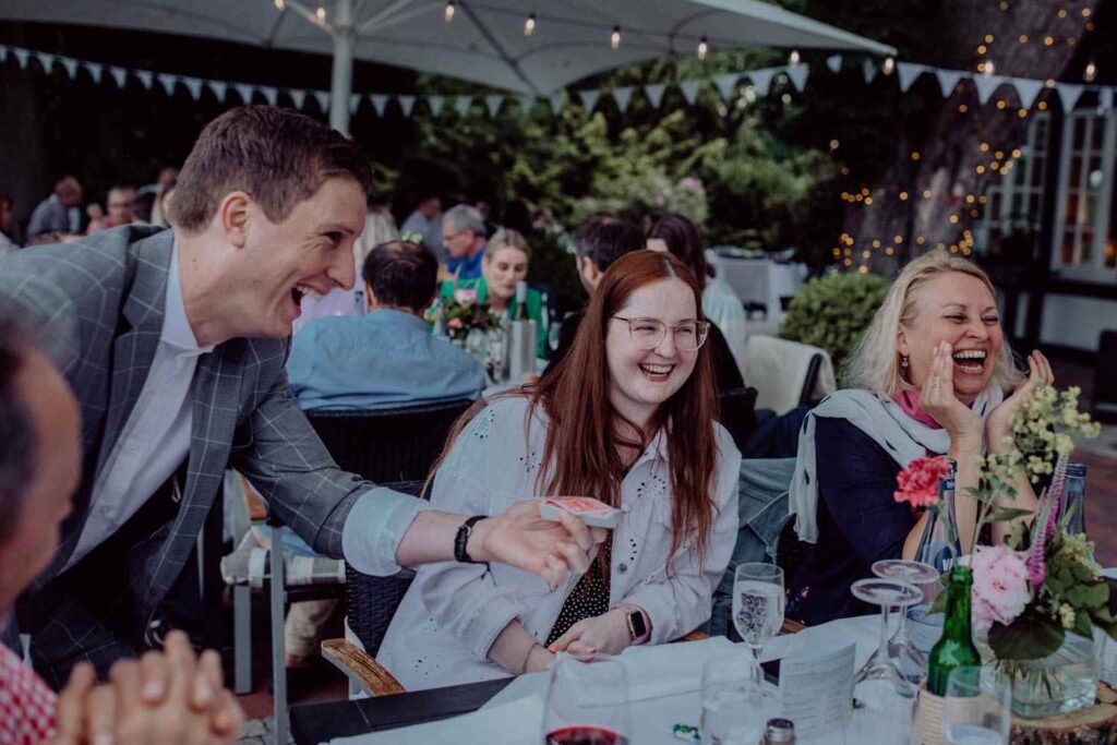 Geselliges Beisammensein bei einer Feier