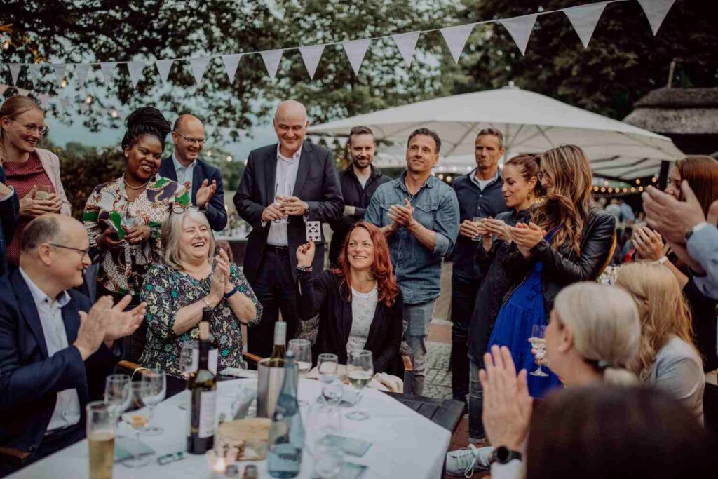 Feiernde Menschen bei einer Hochzeit