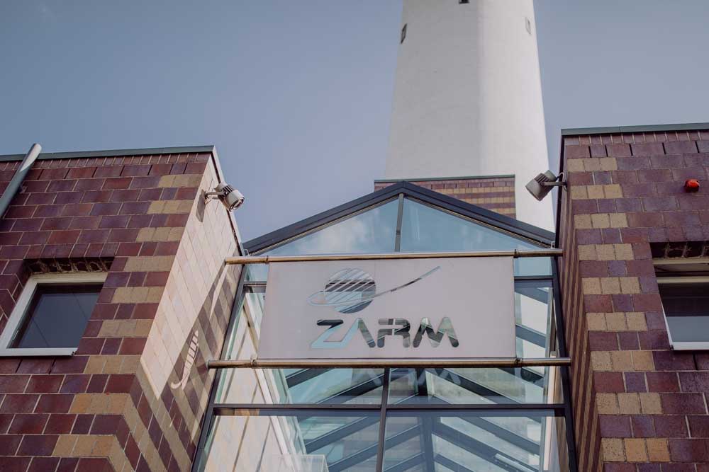 Moderne Architektur mit ZARM-Schild