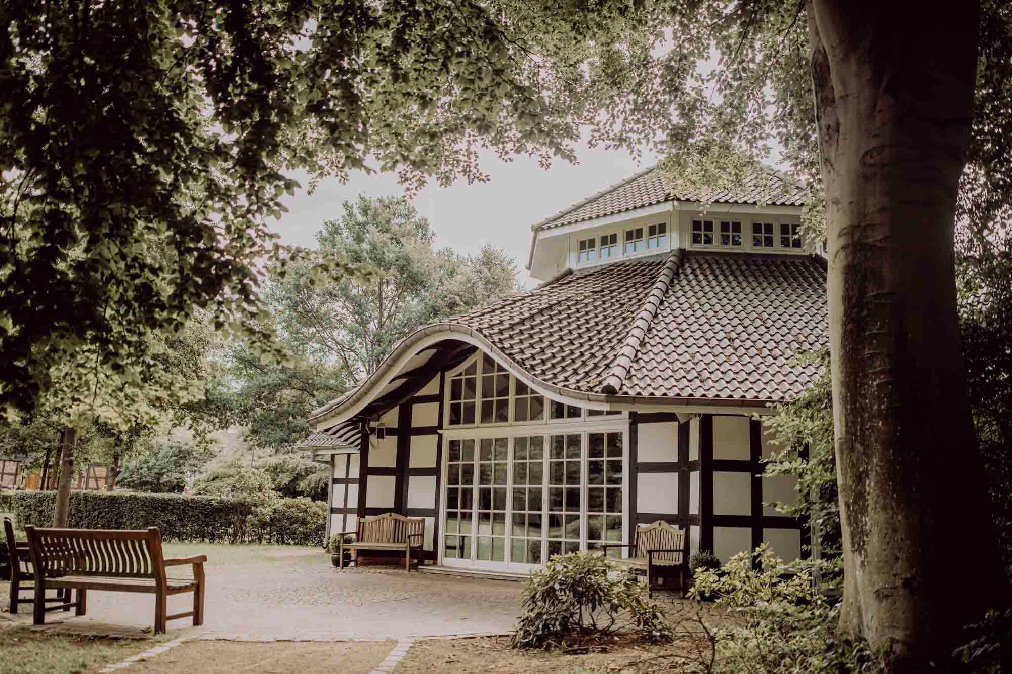 Lür-Kropp-Hof Hochzeit, Standesamt umgeben von Bäumen